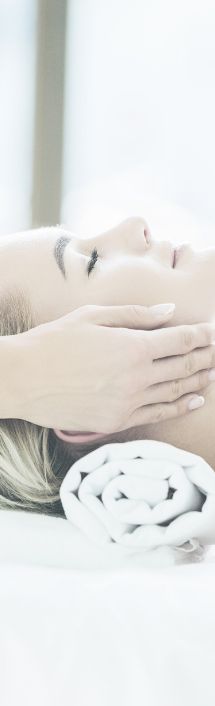 Persona completamente relajada con una manos sobre las mejillas realizando un masaje relajante como los que se realizan en el centro de depilación y estética avanzada FREYA, en Alcobendas