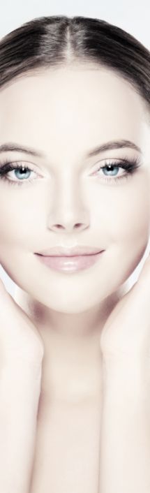 Persona que muestra su rostro limpio y reluciente sin impurezas muestra de los tratamientos faciales que se realizan en el centro de depilación láser y estética avanzada FREYA en Alcobendas