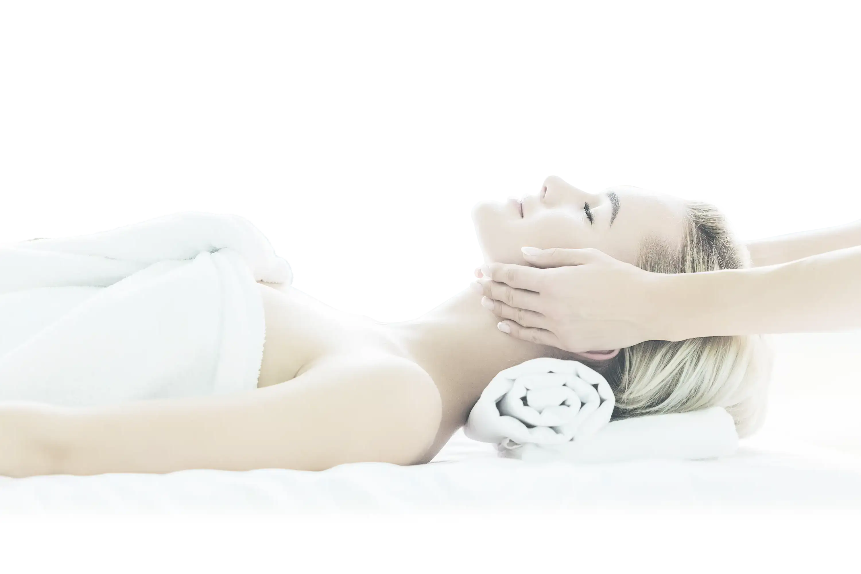 Persona completamente relajada con una manos sobre las mejillas realizando un masaje relajante en Alcobendas