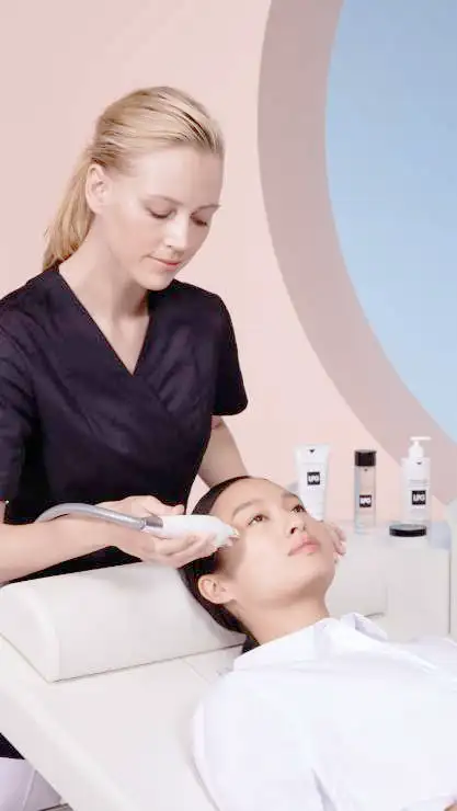 Mujer recibiendo un tratamiento lpg facial