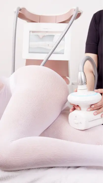 Mujer tumbada recibiendo un tratamiento corporal con diatermia