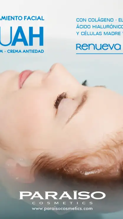 Mujer relajada con la cabeza medio sumerguida en agua.