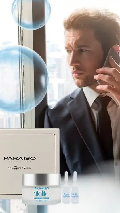 Mujer relajada con la cabeza medio sumerguida en agua.