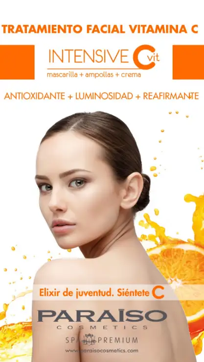 Mujer relajada con la cabeza medio sumerguida en agua.