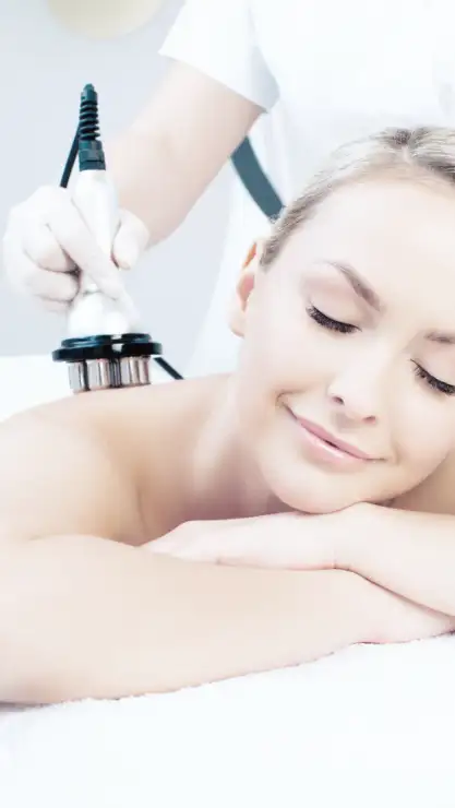 Mujer tumbada recibiendo un tratamiento corporal con diatermia