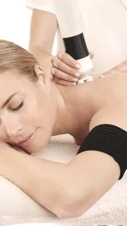 Mujer tumbada recibiendo un tratamiento corporal Rollsystemic