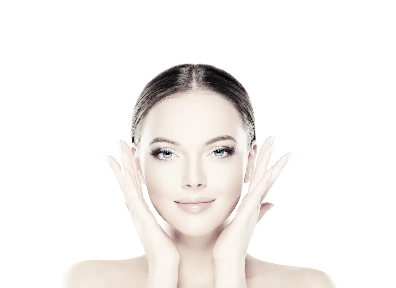 Persona que muestra su rostro limpio y reluciente sin impurezas, muestra de los tratamientos faciales en Alcobendas en FREYA